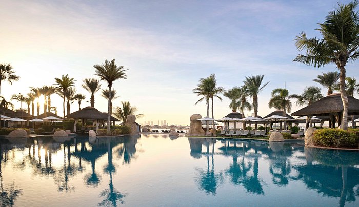 Palm View Garden pool at Sofitel Dubai, ideal for corporate retreats and outdoor events.