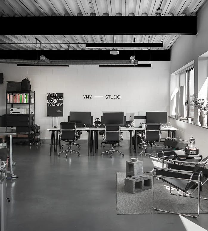 Modern minimalist workspace at VMV Studio, ideal for creative meetings and workshops.