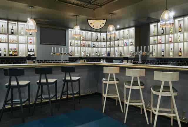 Modern bar at Leonardo Hotel Manchester Central, ideal for networking events and cocktail receptions.