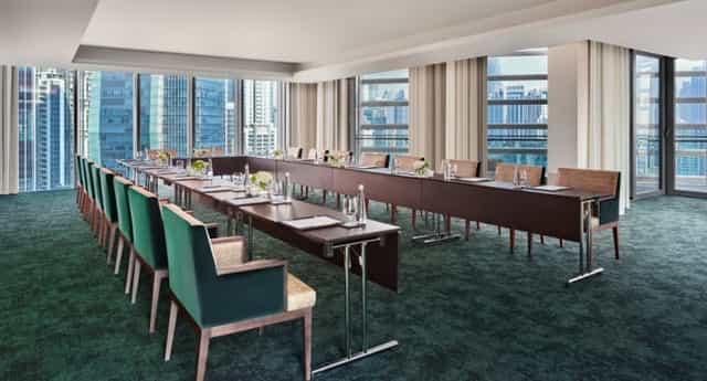 Modern meeting room with long table, ideal for corporate workshops and board meetings.
