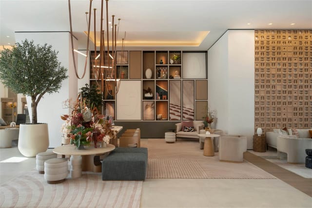 Modern meeting room with greenery, ideal for networking events and informal meetings.