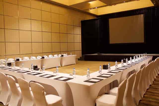 Creek Ballroom in Dubai: U-shaped meeting setup for corporate events, professional atmosphere.
