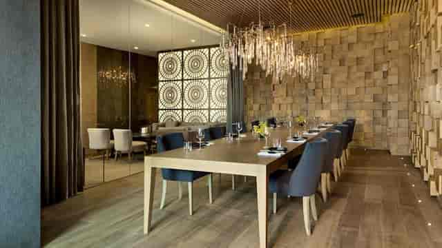 Elegant lounge meeting space with wooden table, ideal for exclusive events and gatherings.