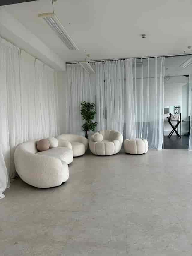 Modern lounge area with plush seating for networking events in Lounge Studios Brentford.