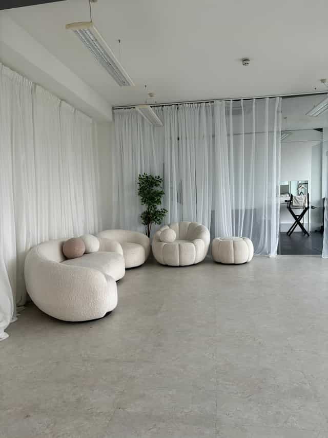 Modern lounge area with plush seating for networking events in Lounge Studios Brentford.