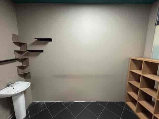 Minimalist personal office space with neutral walls, ideal for meetings and events.
