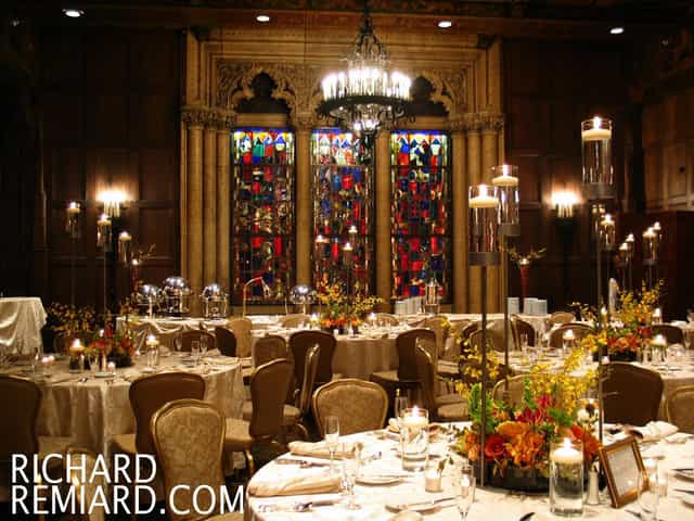 Elegant banquet hall with round tables, ideal for weddings and corporate events.