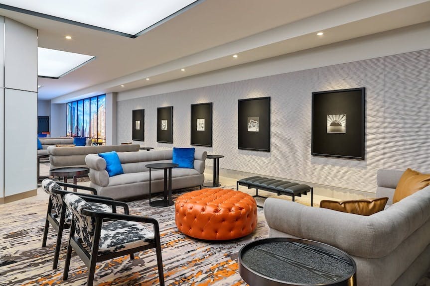 Modern lounge area in Hotel Chicago for networking and casual meetings.