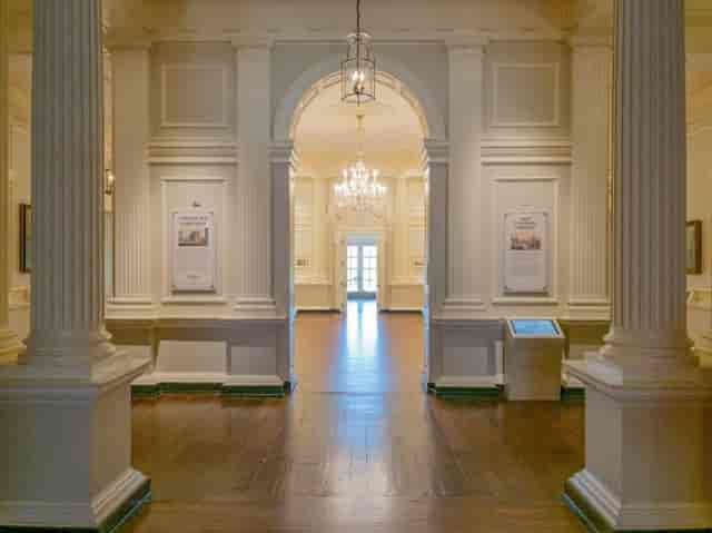 Robinson Gallery at Chicago History Museum: elegant event space with high ceilings and artwork.