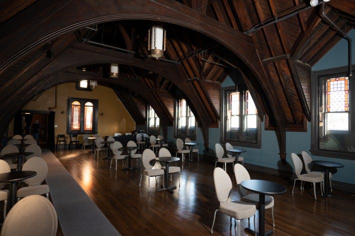 Charming event space with arched wooden ceilings, ideal for gatherings and meetings.