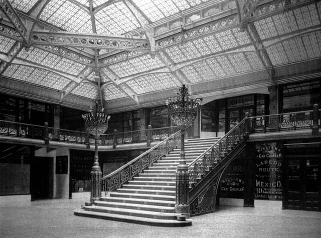 Light Court in The Rookery: elegant staircase, ideal for weddings and galas.