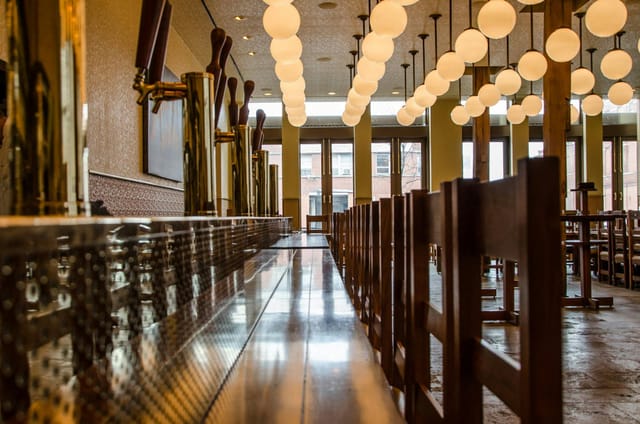 Spacious restaurant bar with warm lighting, ideal for events and gatherings.