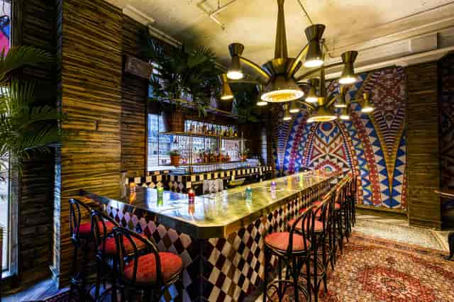 Vibrant bar at The Jewelry Store Private, ideal for cocktail receptions and networking events.