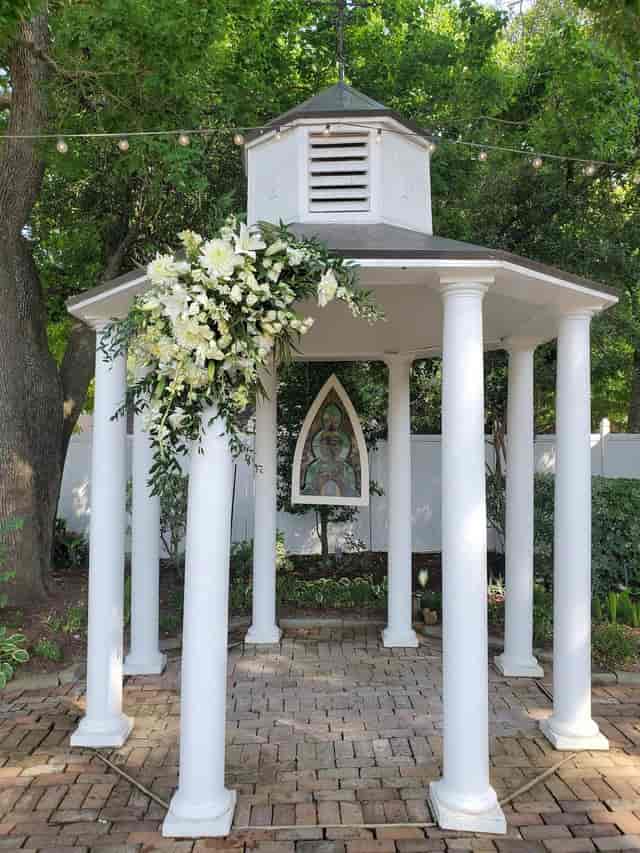 Charming gazebo with floral decor, perfect for outdoor weddings and events.