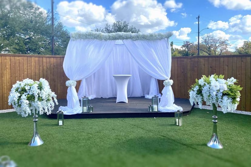 Elegant outdoor banquet hall with white altar, ideal for weddings and ceremonies.
