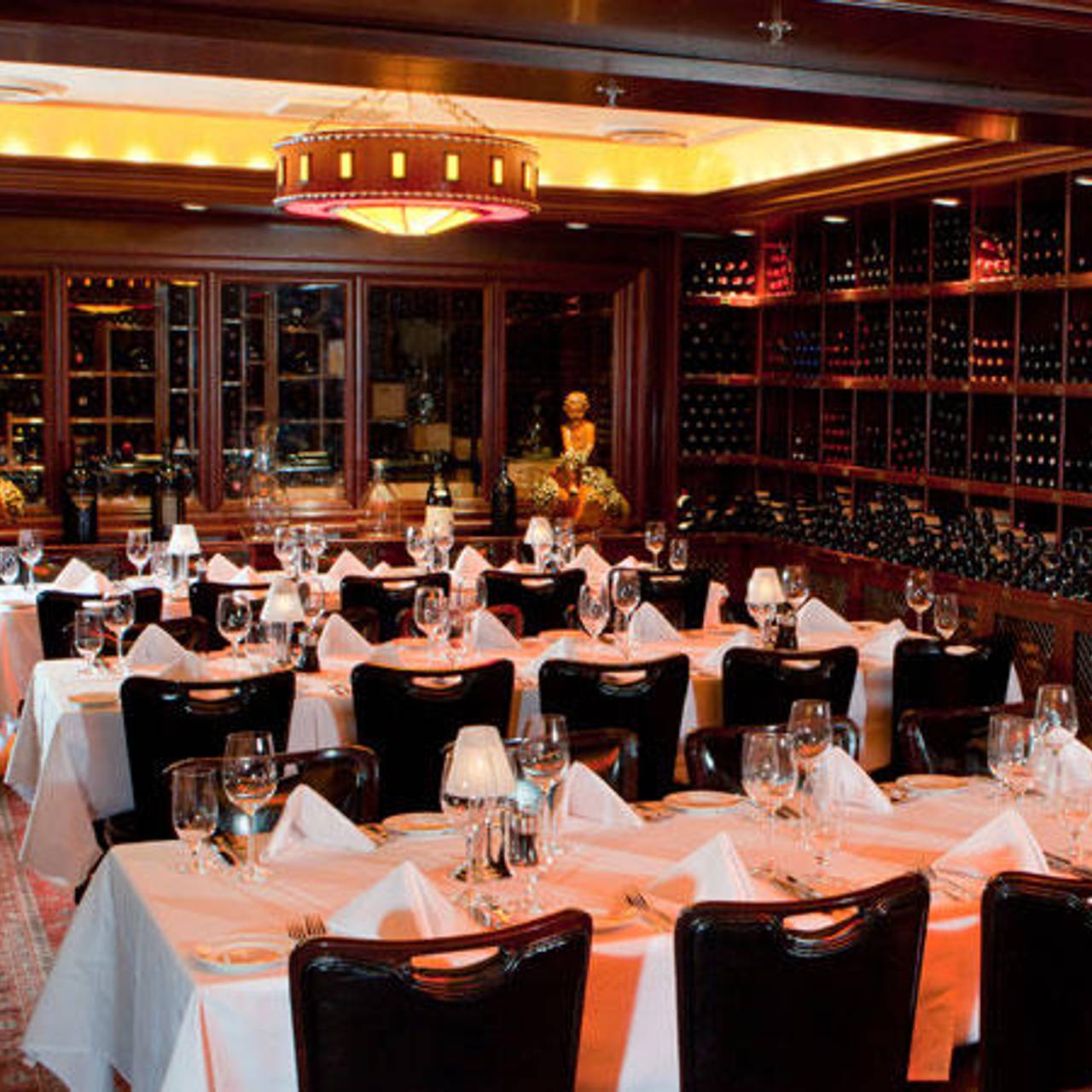 Elegant dining room at Pappas Bros. Steakhouse for upscale events and corporate dinners.