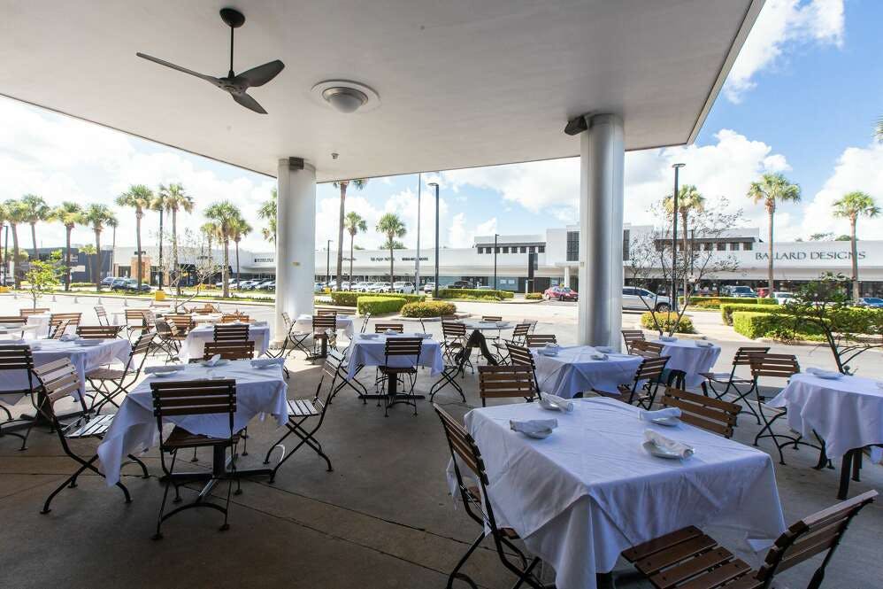 Outdoor dining area at Brennan's of Houston, perfect for casual gatherings and networking events.