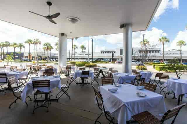 Outdoor dining area at Brennan's of Houston, perfect for casual gatherings and networking events.