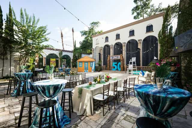 Carillon Catwalk event space with blue tablecloths, ideal for parties and corporate events.