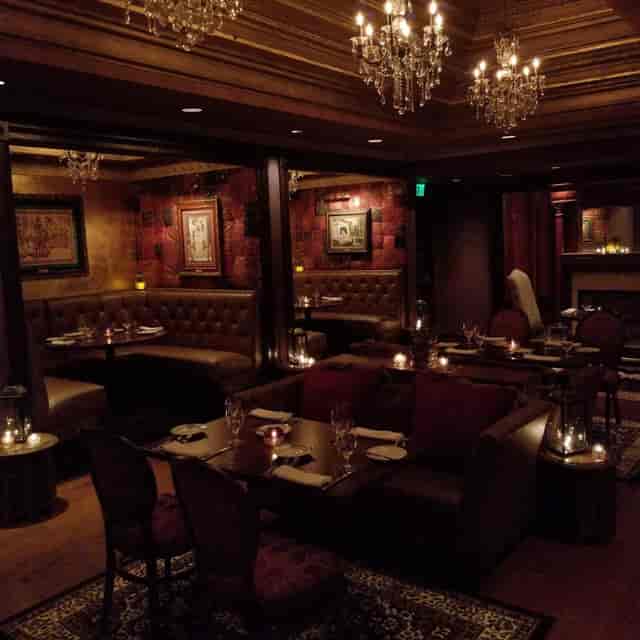 Intimate dining space in Foundation Room, House of Blues Houston for private events.
