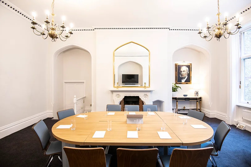 Elegant meeting room in Holborn Venues with round table, ideal for professional events.