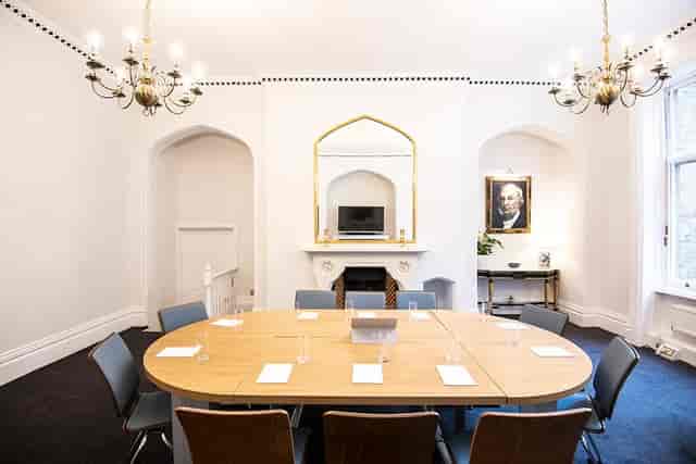 Elegant meeting room in Holborn Venues with round table, ideal for professional events.