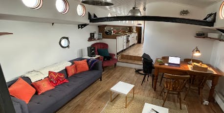 Cozy meeting space in Unitan, perfect for workshops and brainstorming sessions.