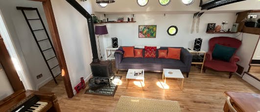 Cozy meeting space in Unitan with natural light, perfect for workshops and gatherings.