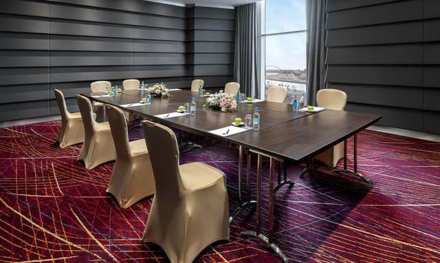 Gardens Boardroom