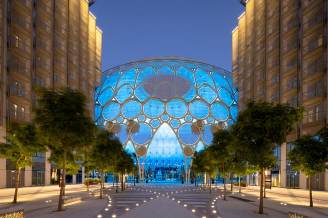 Al Wasl Plaza, Dubai: futuristic venue with blue lighting for large events and exhibitions.