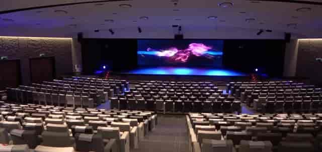 Modern auditorium with tiered seating for events and presentations at Fundación Pablo VI.