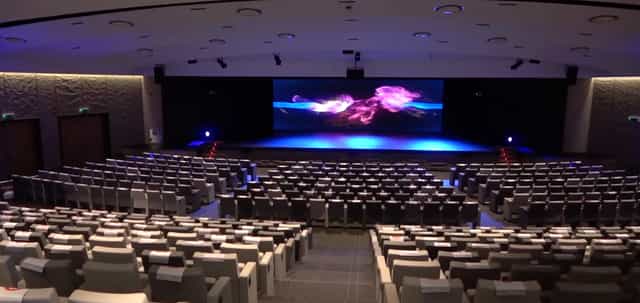 Modern auditorium with tiered seating for events and presentations at Fundación Pablo VI.