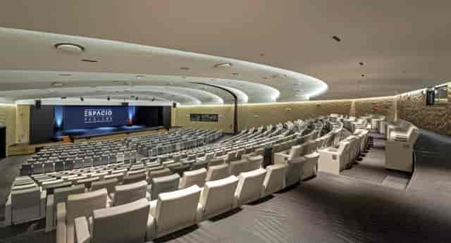 Modern auditorium with tiered seating for conferences and events at Fundación Pablo VI.