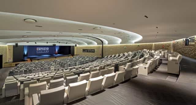 Modern auditorium with tiered seating for conferences and events at Fundación Pablo VI.
