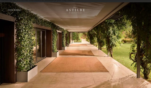 Elegant outdoor corridor at Finca Astilbe, perfect for events and meetings.