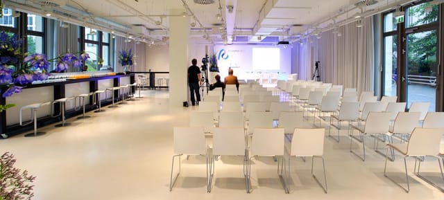 Versatile event space in Berliner Freiheit, ideal for conferences with modern decor.