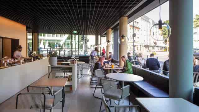 Modern café bar at Casa Camper Berlin, ideal for networking and meetings.