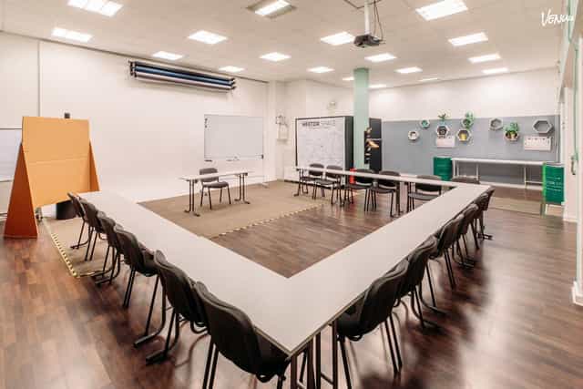 Alt tag: Versatile Hektor Space at Forum Factory Berlin with U-shaped seating for events