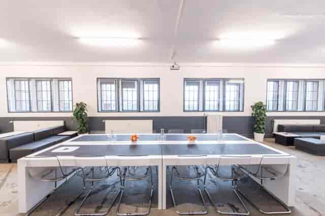 Modern meeting space in Safe Space Studio, bright and inviting for collaboration events.