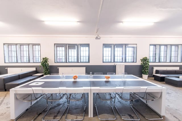 Modern meeting space in Safe Space Studio, bright and inviting for collaboration events.