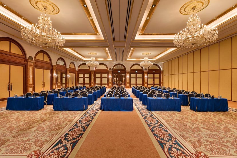 Ballroom in Titanic Chaussee Berlin, elegant conference setup for corporate events.