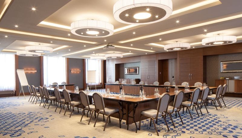 Modern meeting room at Restaurant Alesta, ideal for corporate events and discussions.