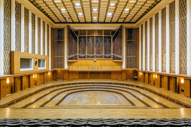 Foyer in Funkhaus Berlin: spacious auditorium with pipe organ, ideal for concerts and conferences.