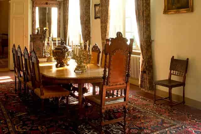 Elegant Festsaal at Schloss Britz, featuring a round table for intimate events.