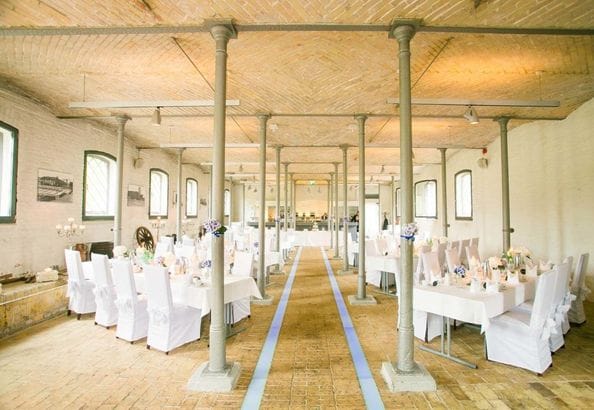 Festsaal in Schloss Britz: elegant event space with white linens, ideal for weddings and corporate gatherings.