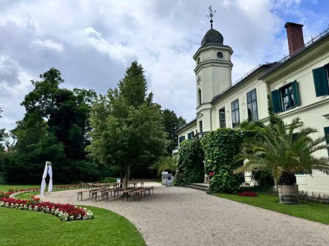 Festsaal in Schloss Britz: Elegant outdoor venue for weddings and corporate events.