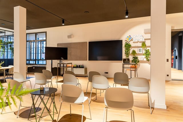 Sleek wintergarden meeting space with greenery for collaborative events and presentations.