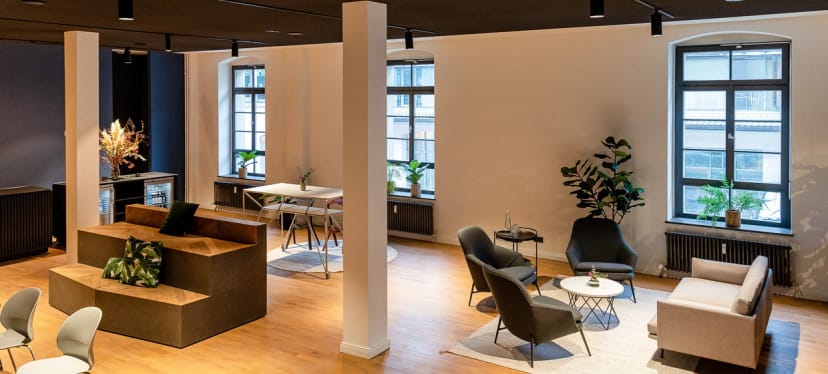 Modern wintergarten meeting space with clean lines for events and networking.