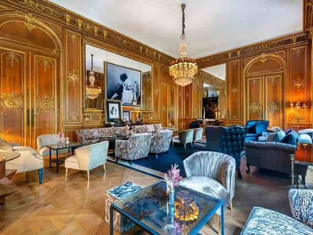 Elegant lounge at Schlosshotel Berlin, ideal for meetings and networking events.