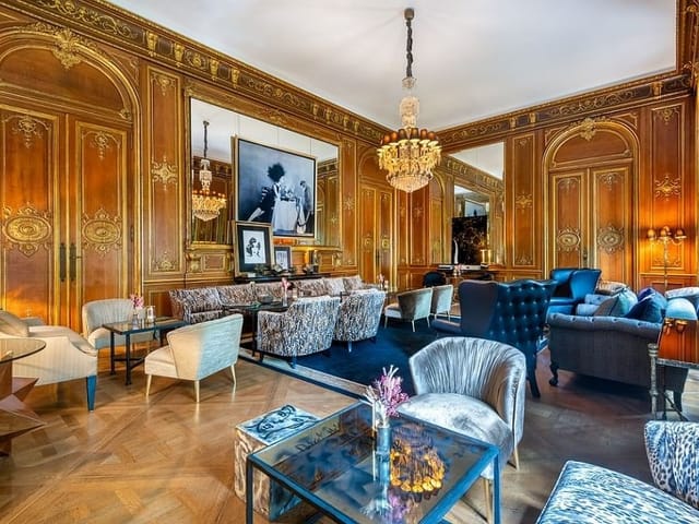 Elegant lounge at Schlosshotel Berlin, ideal for meetings and networking events.